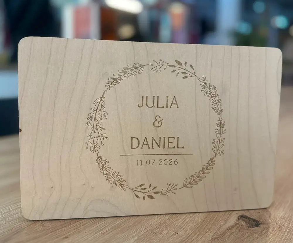 Gravierte Holzbox mit Namen und Hochzeitsdatum – personalisiertes Hochzeitsgeschenk aus Nürnberg