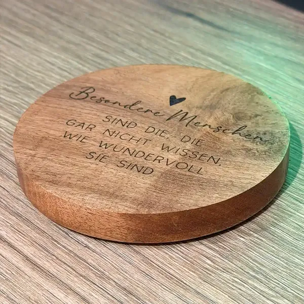 Lasergravur auf Akazienholz – CreaBlond Nürnberg