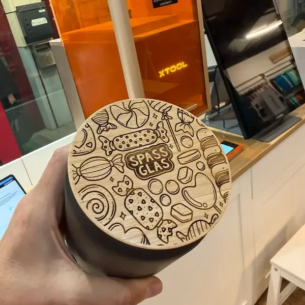 Lasergravur auf Bambus Deckel – personalisierte Geschenke Nürnberg